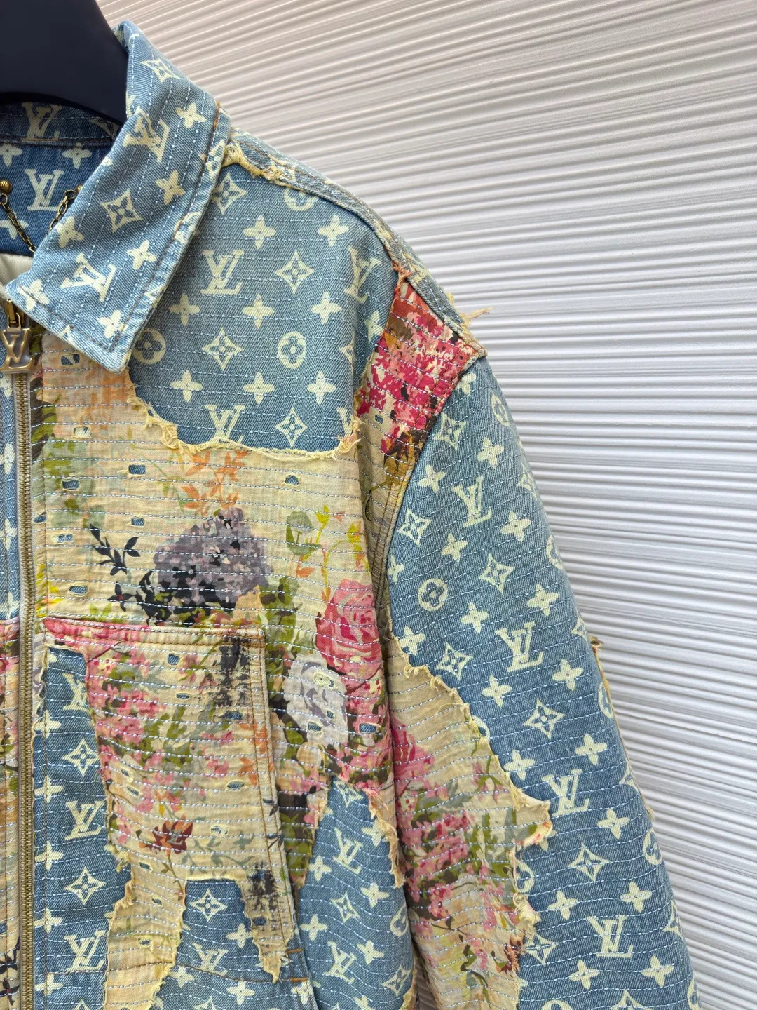 LOUIS VUITTON Retro rose floral patch presbyopic denim jacket cotton ●Authentic product: purchased and developed by 21974 ●Item number: 1680536-E30 ●Fabric: denim fabric ●Technology: patch production ●Version: loose version ●Weight: about 1595 grams ●Size: 46-48-50-52 ●Description: Pure cotton denim fabric, mulberry silk lining, polyester fiber filling, digital direct printing, old flower discharge printing technology, single-needle full-width embroidery, washed and distressed treatment, positioning pattern cutting and sewing, antique gold hardware accessories embellishment, and a full set of accessories. The denim fabric is custom-woven with counter-print yarn twill. The texture of the twill is thick and the texture is clear. After proper processing, the surface will show fine texture after grinding and washing. The denim fabric maintains high resilience, brings a gentle feel, skin-friendly comfort, and will not change shape and lose elasticity over time. The lattice fabric is made of custom-dyed yarn for discharge printing, with a full-frame classic presbyopia pattern. Discharge printing is based on the principle of revealing the original color of the yarn, and the discharge printing effect is combined with the fabric. The texture of discharge printing is exquisite and delicate, with rich patterns, strong color contrast, clear outlines and full color. The effect of white flowers on a blue background is produced by multiple subsequent processes after discharging the printing paste. The overall wiring is straight and delicate, the fabric is comfortable and soft, and the color is consistent without color difference. It can be matched with the same style to create a fashionable look and control various occasions. Customized accessories, complete with three standards, same style for men and women!